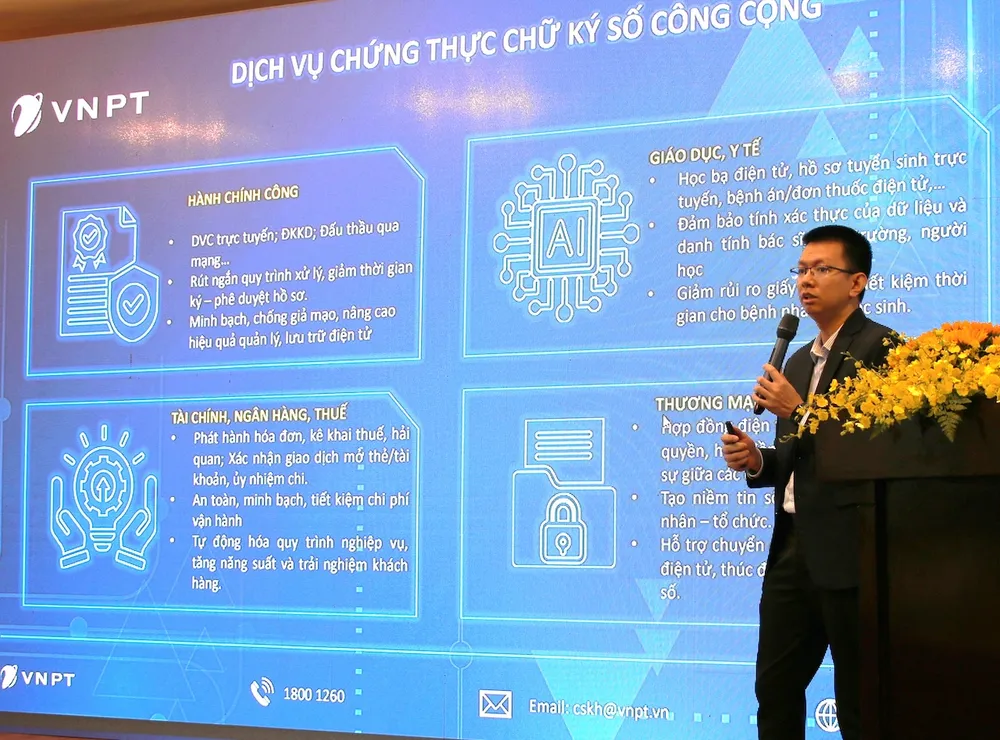 Ông Đỗ Kế Công - Phó giám đốc Trung tâm dịch vụ số Doanh nghiệp VNPT Vinaphone giới thiệu các dịch vụ số tin cậy của VNPT..JPG