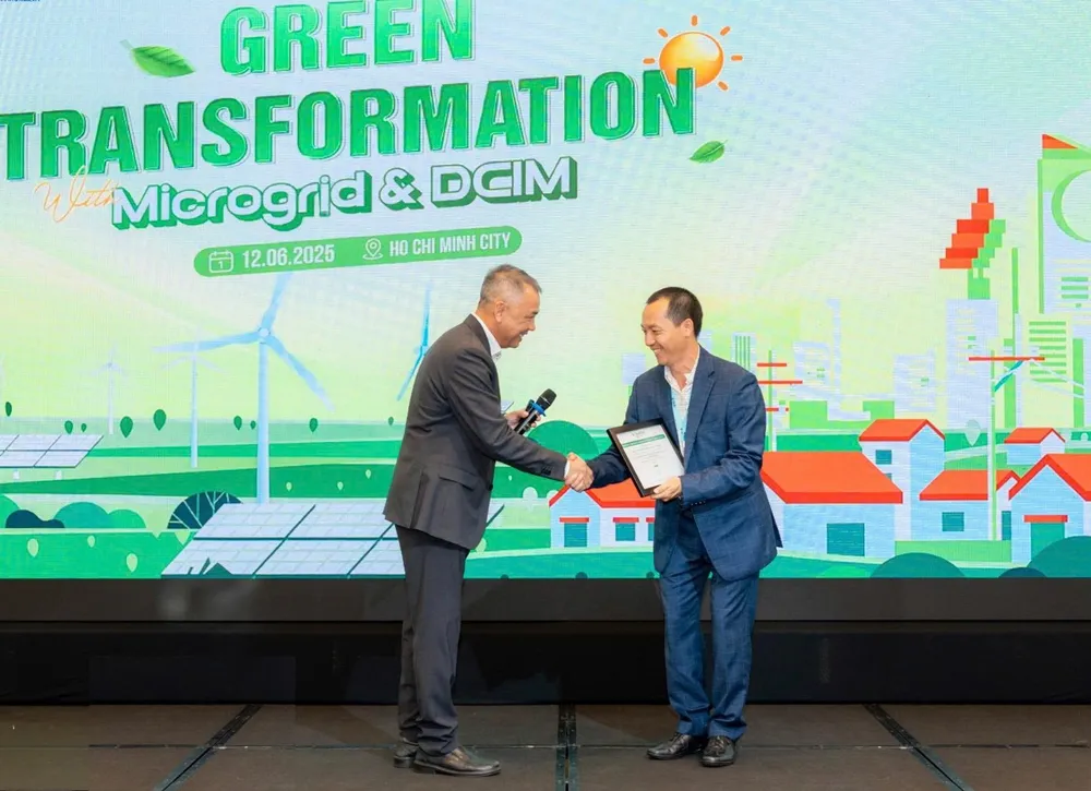 Ông Đồng Mai Lâm, Tổng Giám đốc Schneider Electric Việt Nam và Campuchia trao chứng chỉ EcoXpert DCIM cho lãnh đạo ESEC.
