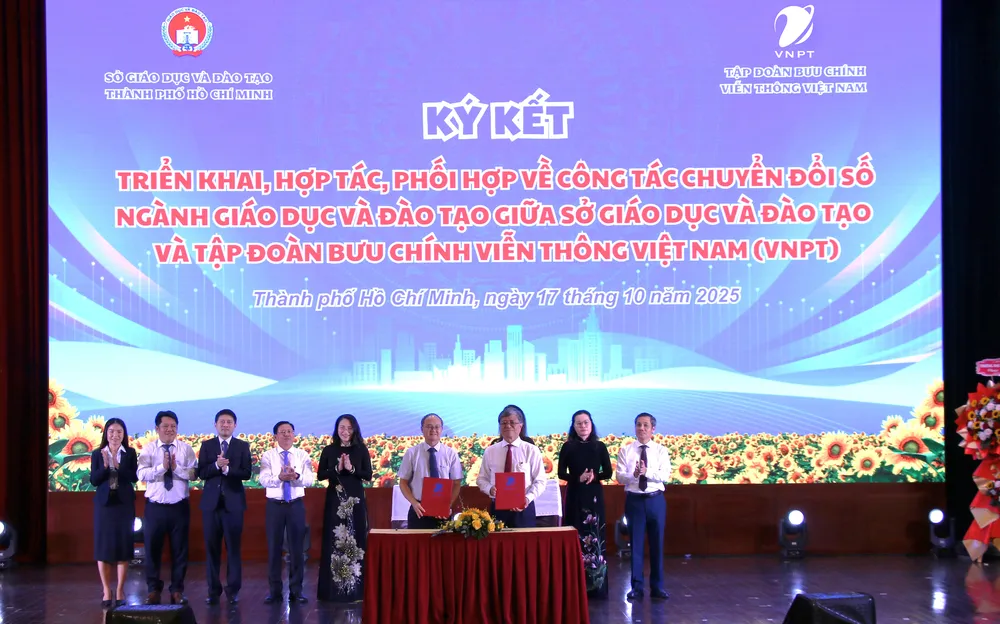 Đại diện VNPT TPHCM và Sở Giáo dục- Đào tạo TPHCM tại lễ ký kết