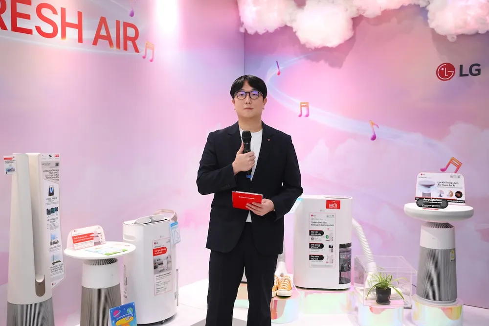 Ông Shim Seongbo, Giám đốc Ngành hàng Giải pháp Không khí, LG Electronics Việt Nam giới thiệu các sản phẩm mới của LG