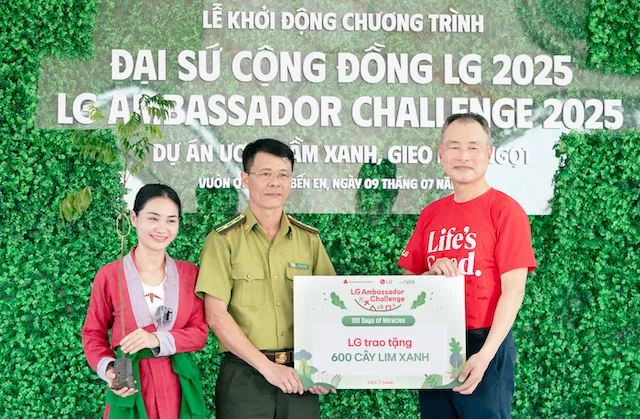 Ông Song Ikhwan đại diện LG trao tặng 600 cây lim xanh.png