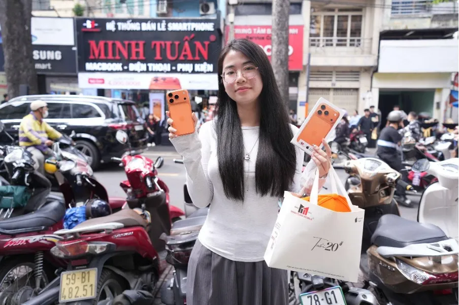 Người dùng Việt Nam vui vẻ nhận iPhone mới cùng lúc với thị trường thế giới