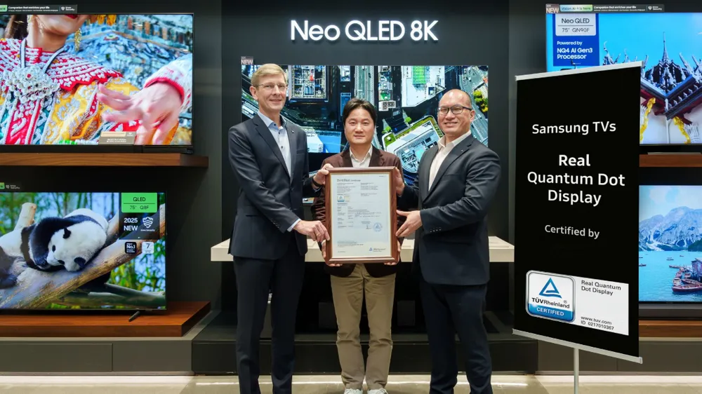 Đại diện Samsung nhận chứng nhận “Màn hình Chấm lượng tử đích thực” từ TÜV Rheinland