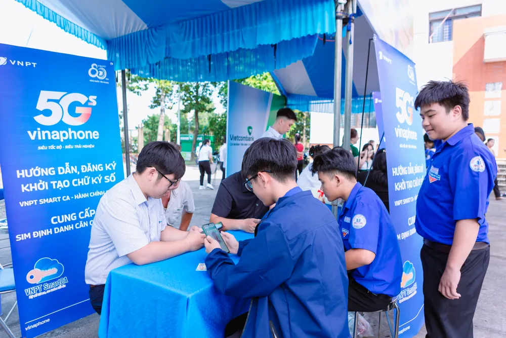 Các đội “Bình dân học vụ số” xuống khu phố, nhà trọ ở phường An Phú để trang bị kỹ năng số cho người dân TCRP4088.JPG