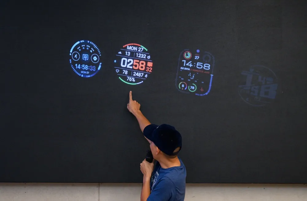 fēnix 8 MicroLED có độ sáng vượt trội khi được so sánh với các loại màn hình đồng hồ khác