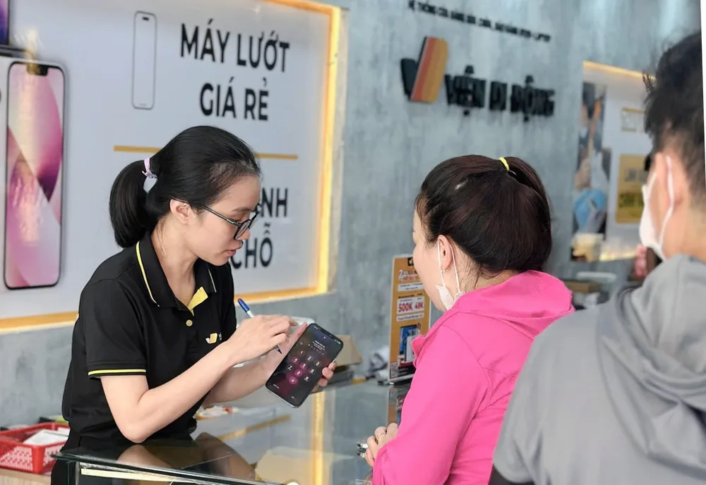 Viện Di Động - khách hàng mua iPhone cũ giá tốt.jpg