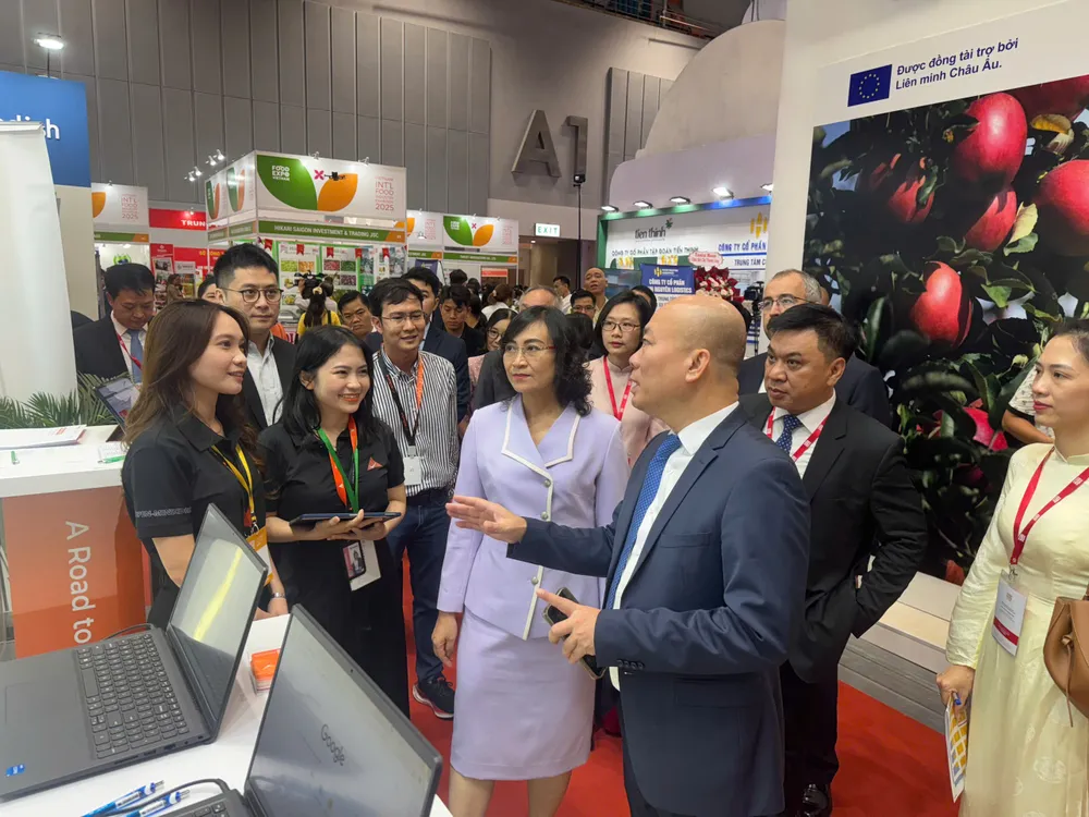 Thứ trưởng Bộ Công thương Phan Thị Thắng tham quan gian hàng của Arobid