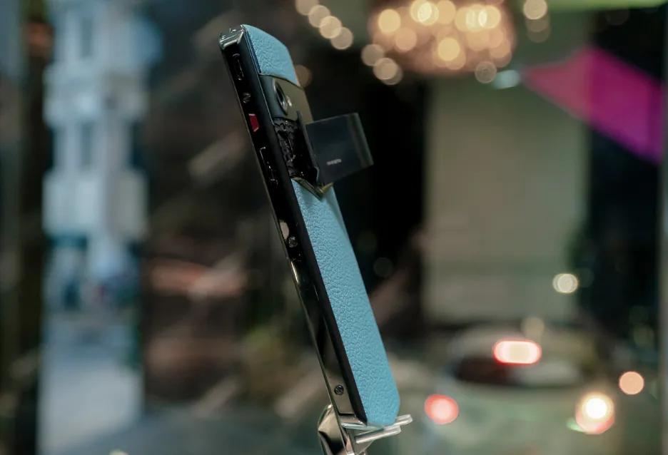 Phím Ruby là cầu nối kết nối người dùng với mạng lưới hỗ trợ Vertu toàn cầu Ảnh màn hình 2025-11-29 lúc 12.12.27.png