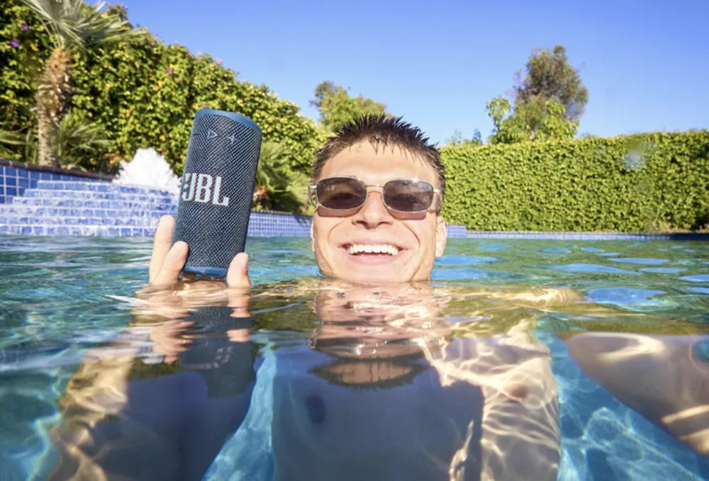 JBL Grip cực kỳ bền bỉ với chuẩn chống nước...