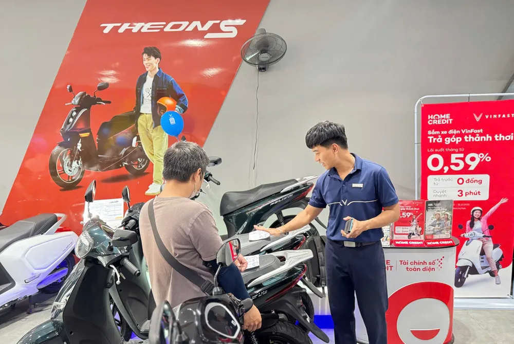 Khách hàng trực tiếp trải nghiệm từng chi tiết kỹ thuật..jpg