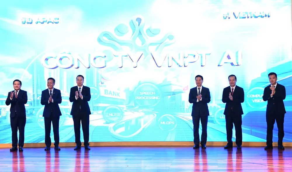 Lãnh đạo Bộ KH-CN và Tập đoàn VNPT thực hiện nghi thức ra mắt Công ty VNPT AI tại hội nghị. Ảnh: T.Q Ra mat cong ty VNPT AI 1 .jpg