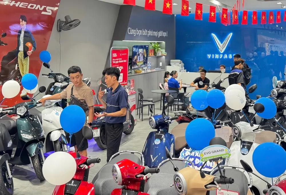 Xe máy điện trở thành lựa chọn ưu tiên của phụ huynh khi mua sắm phương tiện cho con em