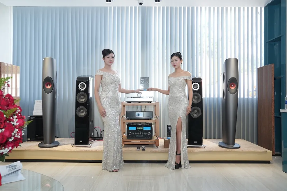 Bên trong Showroom Phuc Thanh Audio với nhiều thiết bị âm thanh cao cấp