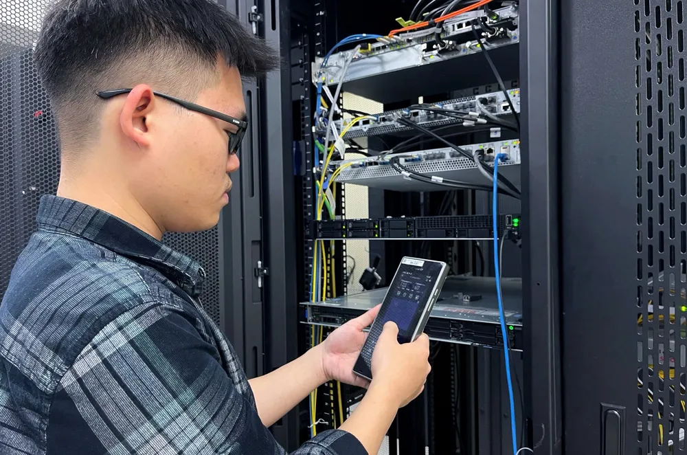 Kỹ sư Viettel thực hiện các thử nghiệm về mạng di động 5G Advanced Mang 5G Viettel 2.jpg