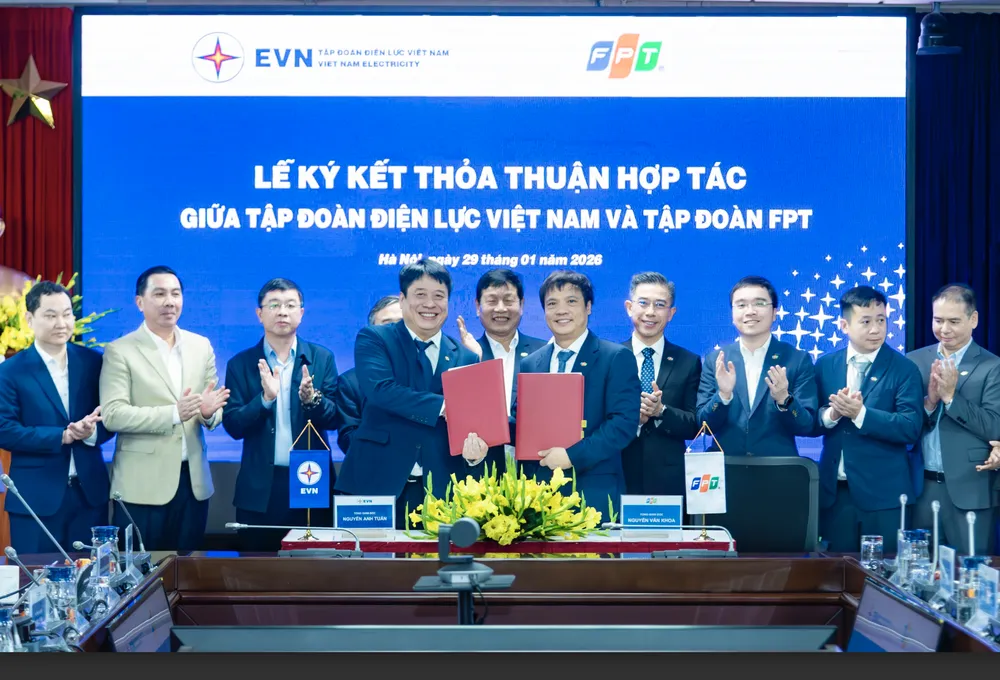 Đại diện EVN và FPT ký kết hợp tác