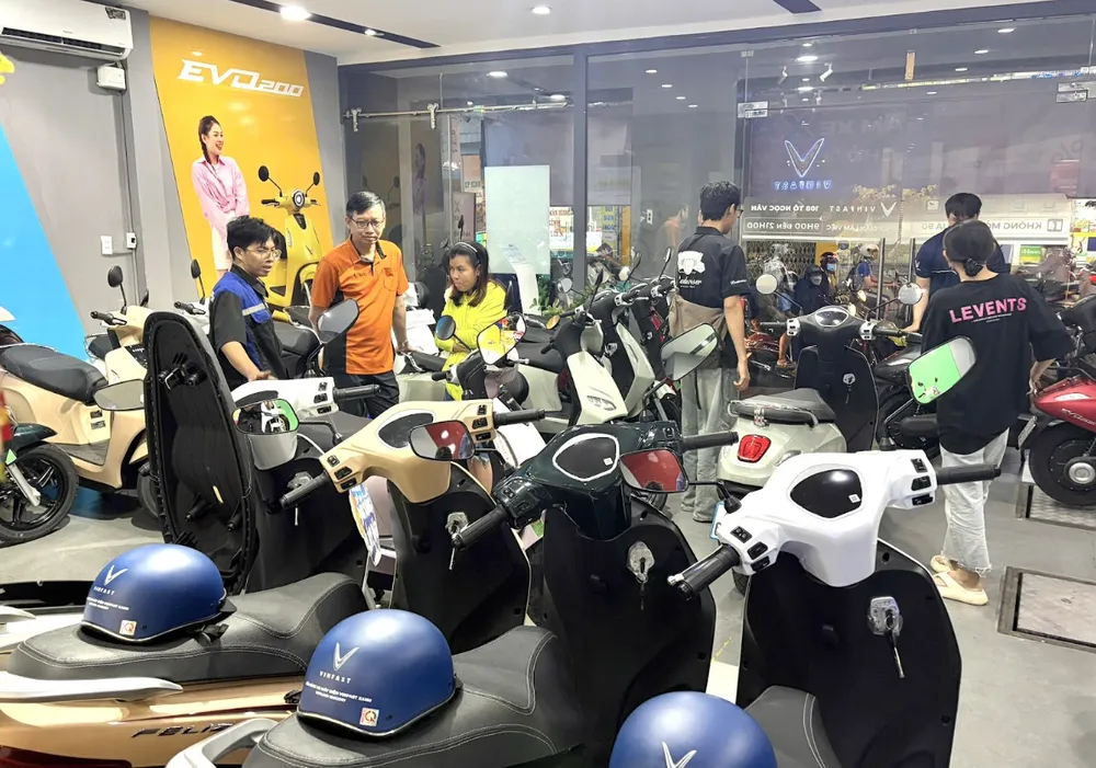 VinFast Theon S thu hút phái mạnh tại VFX Bình Chánh nhờ thiết kế thể thao và động cơ mạnh mẽ