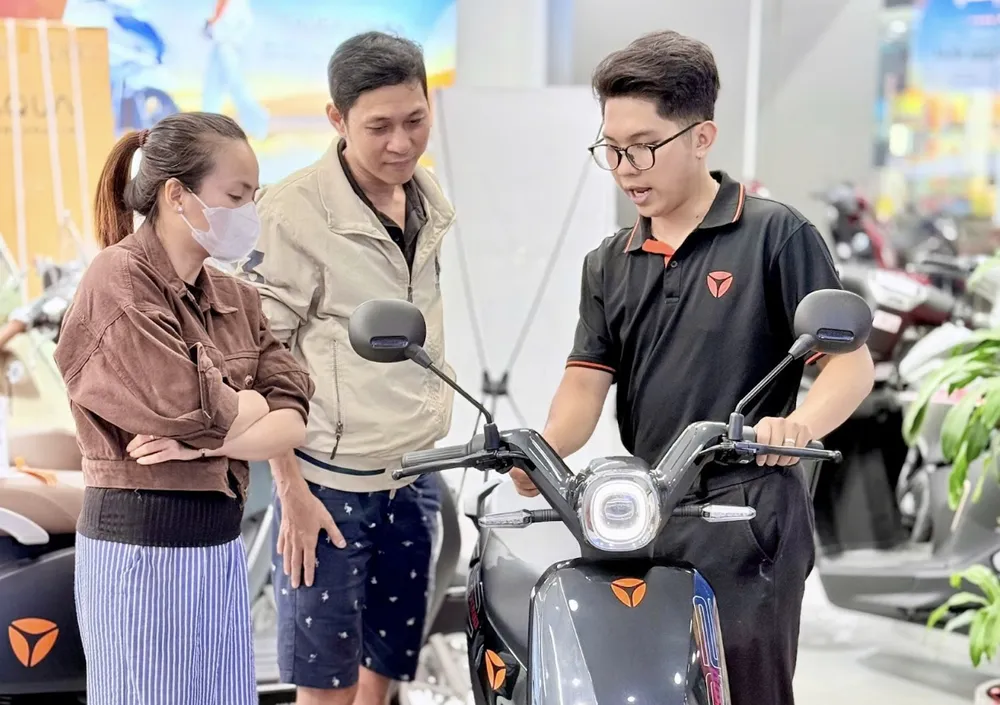 Khách hàng hài lòng với chiều cao yên thấp và cốp xe rộng rãi khi trải nghiệm thực tế tại Yadea Plus Phạm Hùng anh-man-hinh-2026-02-12-luc-104034-5968-5278.png