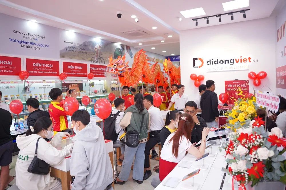 Không gian trải nghiệm hiện đại, rộng rãi mang lại sự thoải mái cho khách hàng DSC05189.jpeg