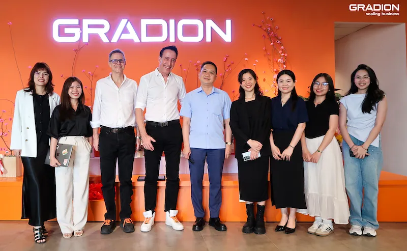Đại diện Gradion cùng HCMC -DXCENTER trong lễ ký kết hợp tác