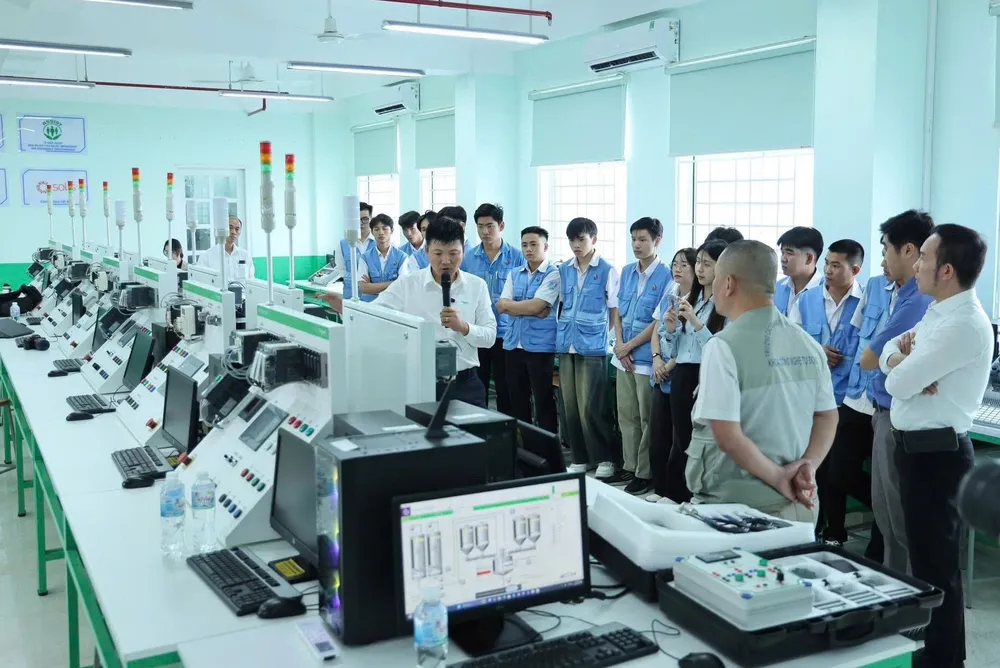 (11) Chuyên gia Schneider Electric giới thiệu các sản phẩm, giải pháp với giảng viên và các em học sinh tại trường.jpg