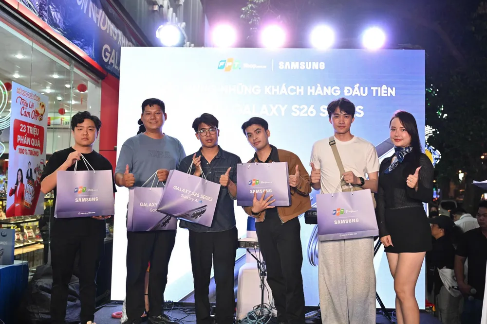 Khách hàng nhận Samsung Galaxy S26 series tại FPT Shop