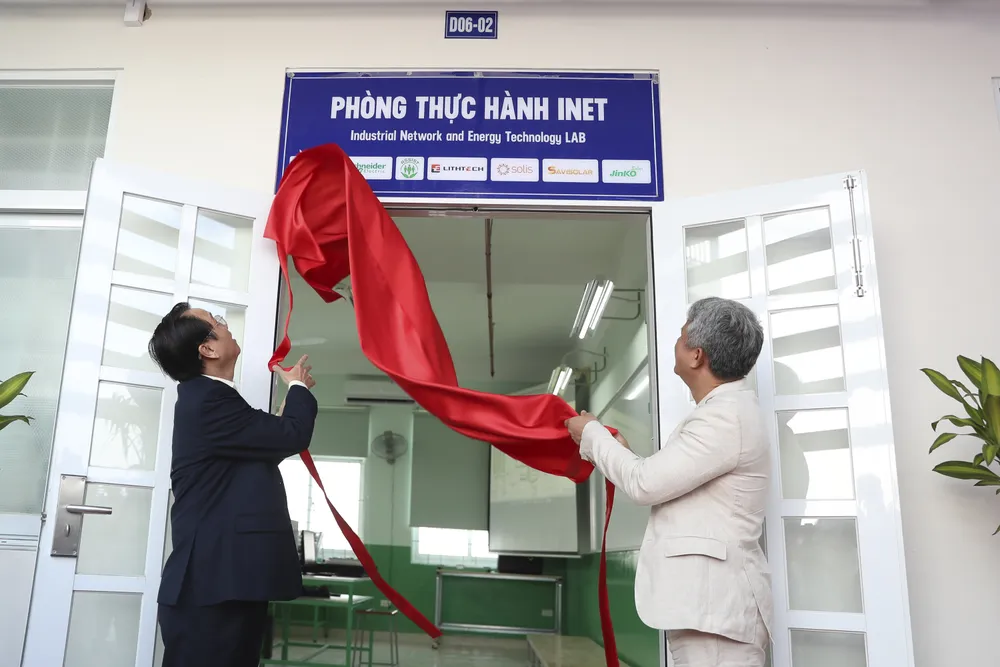 Ông Đặng Nguyễn Ngữ và ông Phạm Hữu Lộc thực hiện nghi thức khánh thành Phòng thực hành INET