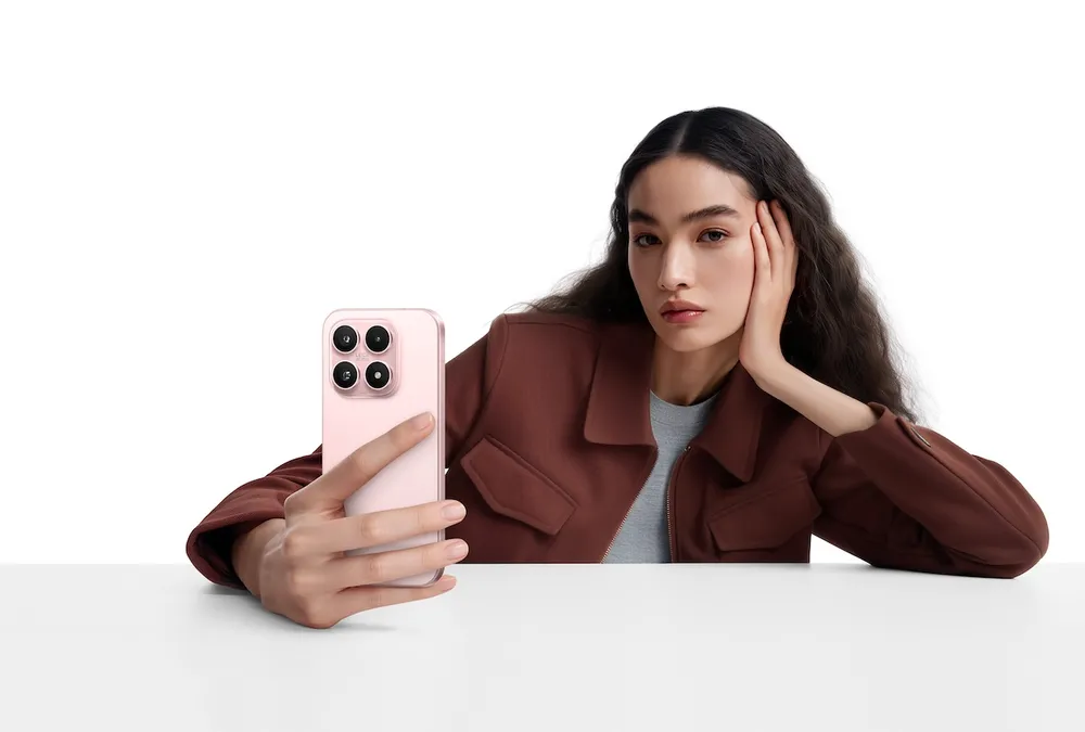 Xiaomi 17_Pink_Model hand.jpg