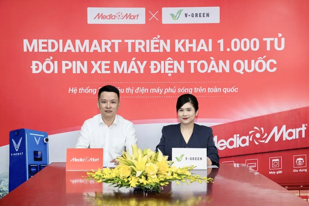 Đại diện V-Green và MediaMart Việt Nam ký kết hợp tác