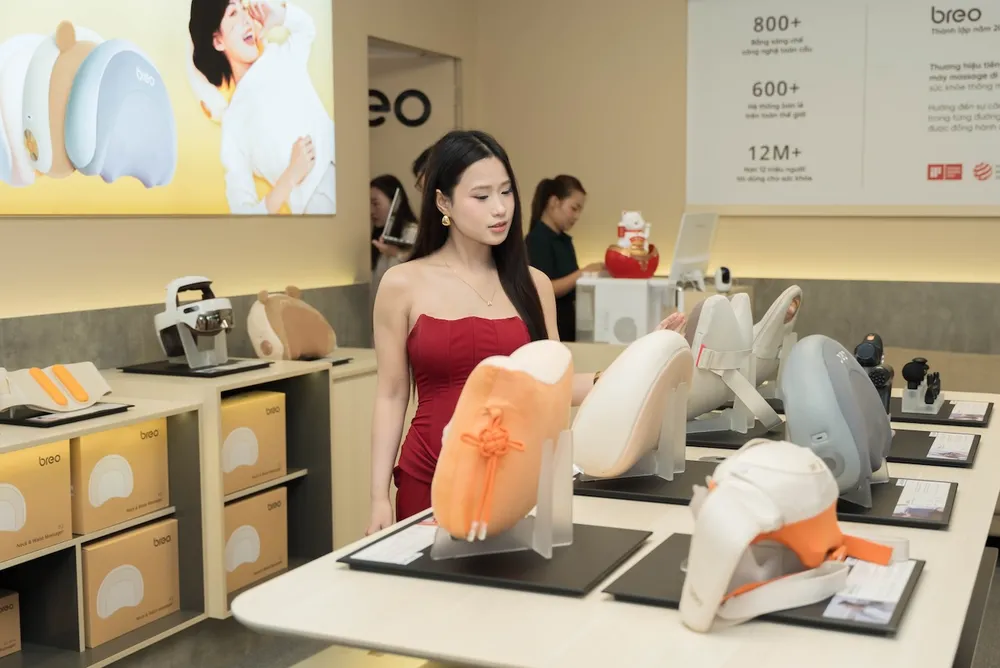 Khách hàng tham quan cửa hàng Breo ngày khai trương