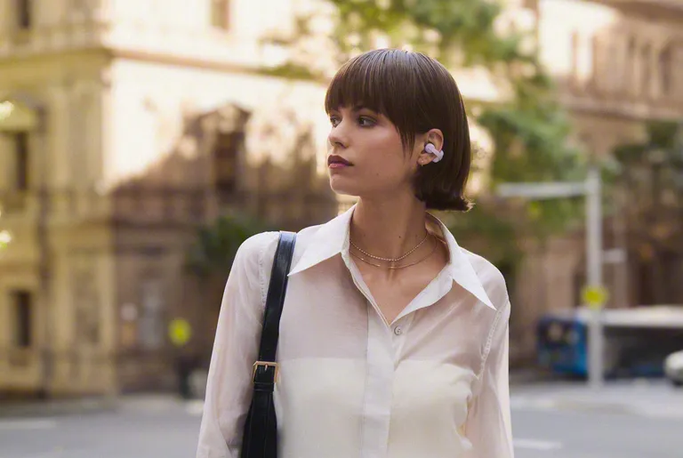 LinkBudsClip_Lavender_Fashion-Mid.png