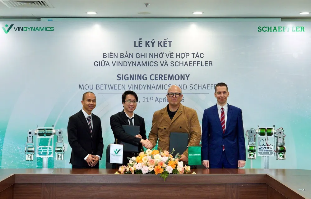 Đại diện VinDynamics cùng Schaeffler ký kết hợp tác