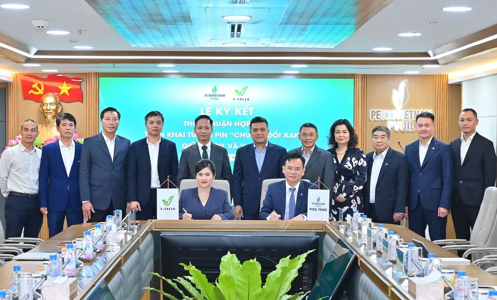 Đại diện V-Green và PVOIL ký kết hợp tác
