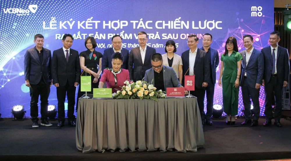 Đại diện MoMo và VCBNeo ký kết hợp tác.