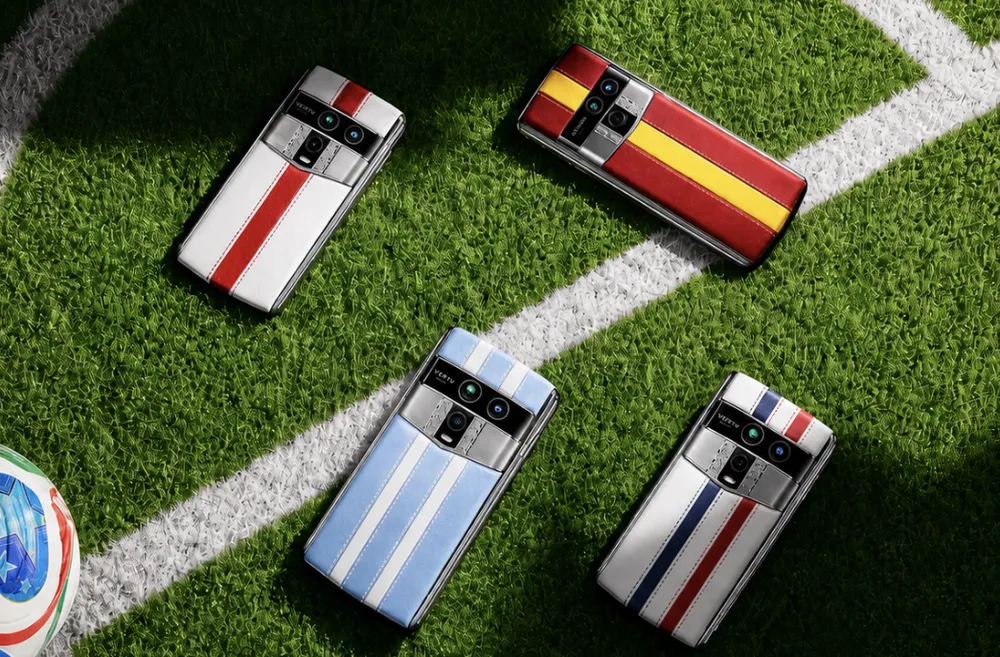 Vertu Agent Q bản World Cup Edition với mỗi phối màu của phiên bản này chỉ có 26 chiếc trên toàn cầu