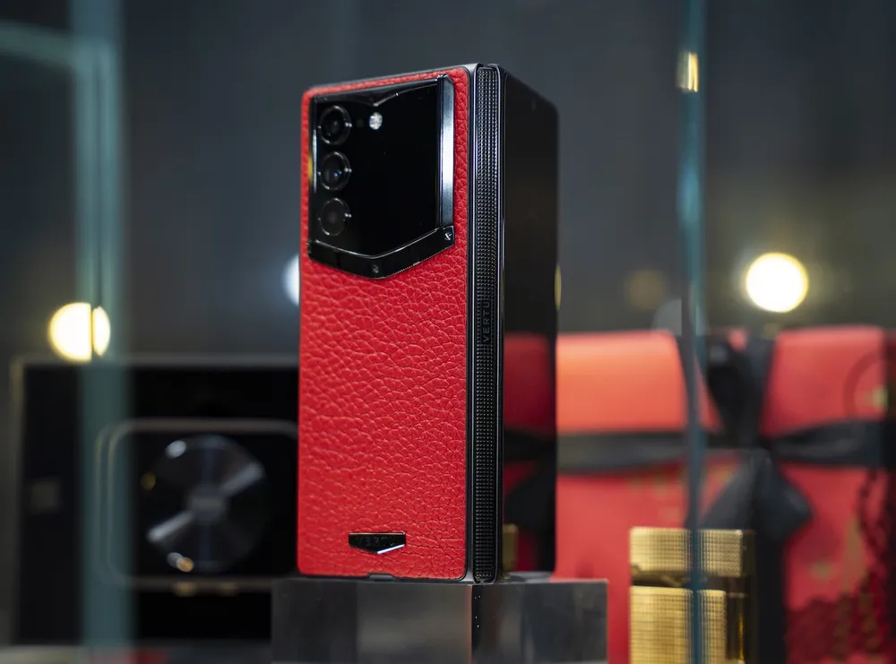 Vertu Alphafold, dòng smartphone gập AI đang được nhiều doanh nhân ưa chuộng.