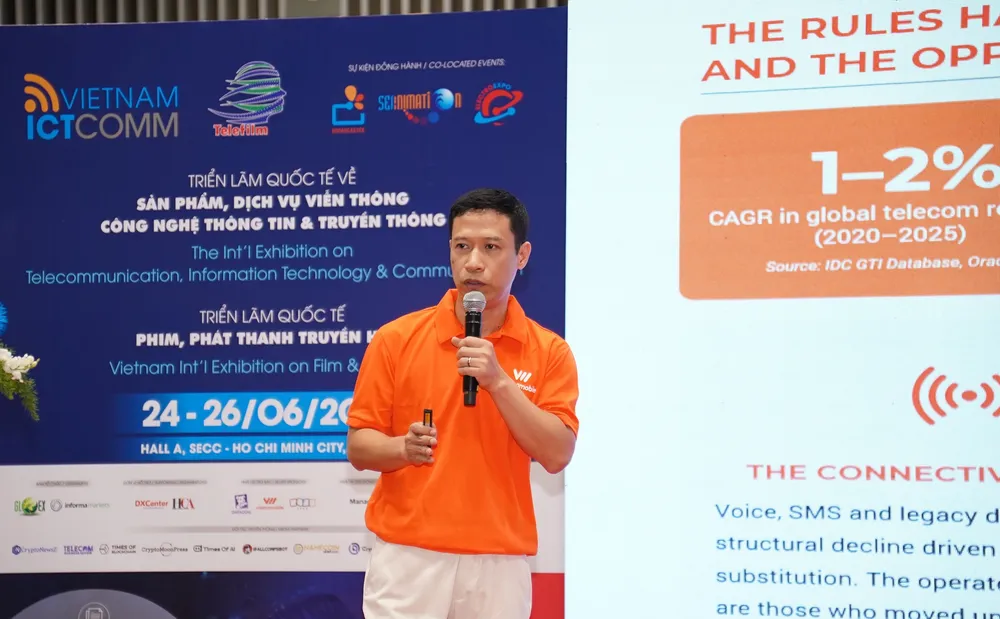 Đại diện Vietnamobile chia sẻ thông tin tại Triển lãm Vietnam ICTCOMM 2026