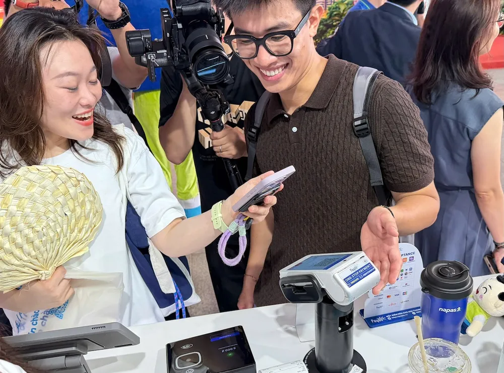 Du khách sử dụng AliPay quét mã VietQRGlobal trên PayooPOS thanh toán mua trà sữa tại sự kiện