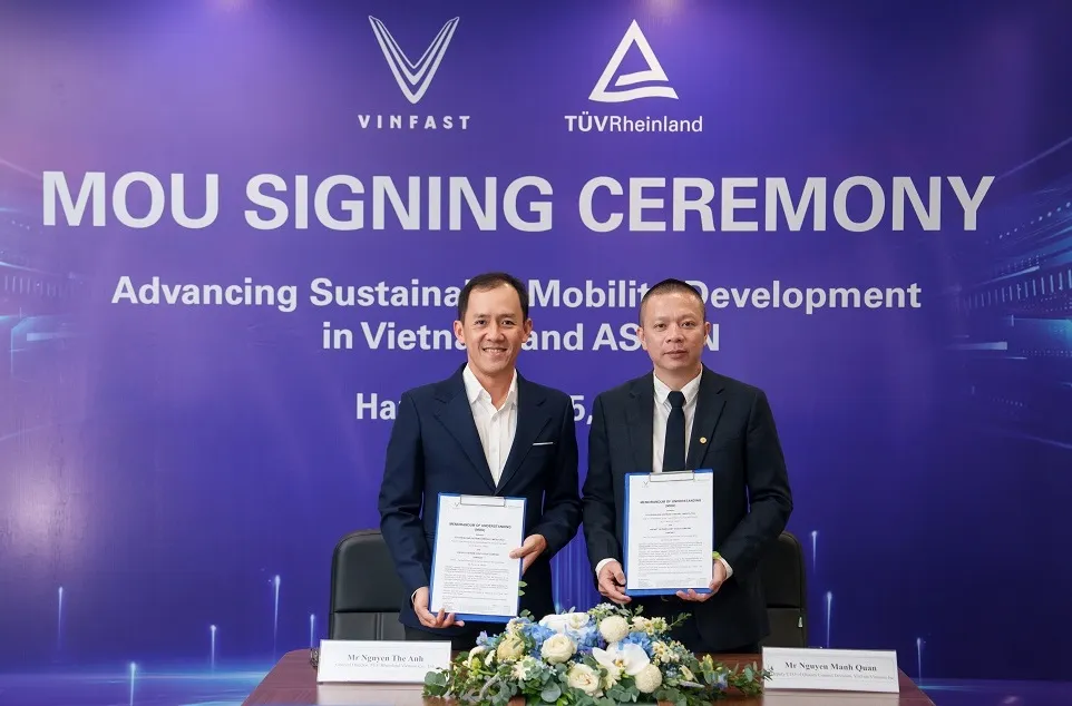 Đại diện VinFast và TÜV Rheinland ký kết hợp tác.