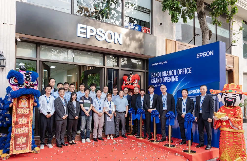 Đại diện Ban lãnh đạo Epson Đông Nam Á, Epson Việt Nam cùng các khách mời khai trương Văn phòng và Trung tâm Giải pháp mới tại Hà Nội Đại diện Ban lãnh đạo Epson Đông Nam Á, Epson Việt Nam cùng các khách mời thực hiện nghi thức khai trương Văn phòng và Trung tâm Giải pháp mới tại Hà Nội.jpg