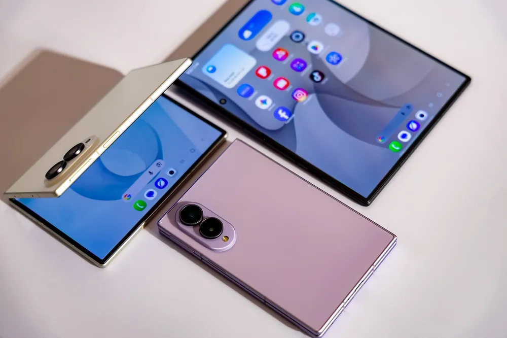 Galaxy Z Fold với thiết kế màn hình gập phẳng nhất từ trước đến nay nhờ công nghệ Flex Titanium giúp giảm nếp gấp.jpg