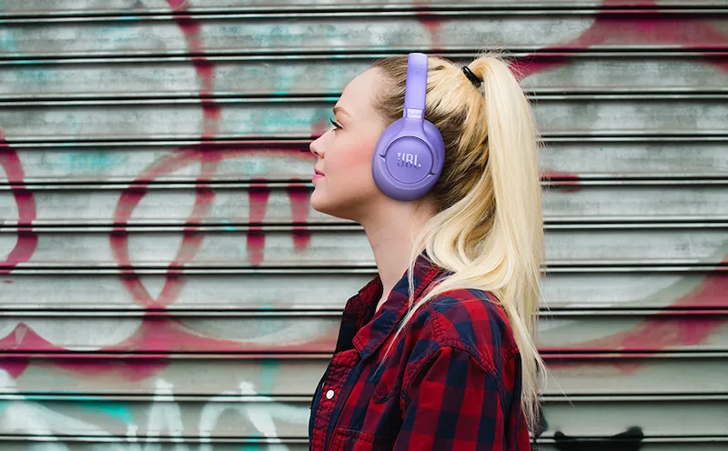 JBL_Tune_730BT-lifestyle03-beige.png