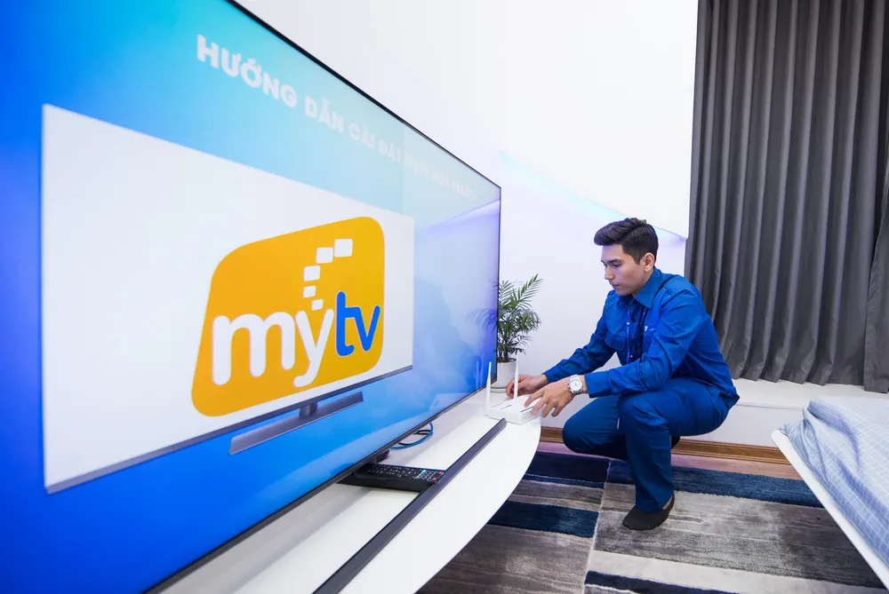 Kỹ thuật viên VNPT khảo sát và tối ưu hệ thống wifi, giúp duy trì kết nối ổn định tại nhiều vị trí trong ngôi nhà. Ảnh: C.H Kỹ thuật viên VNPT khảo sát và tối ưu hệ thống WiFi, giúp duy trì kết nối ổn định tại nhiều vị trí trong ngôi nhà.jpg