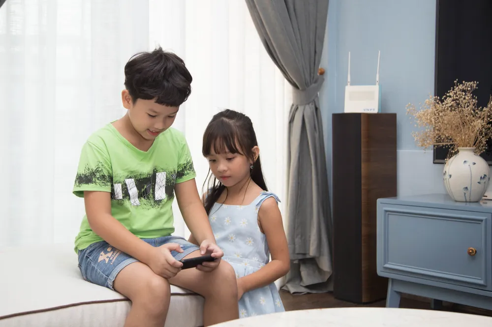 Một học sinh ngày nay có thể học thêm qua các nền tảng trực tuyến, tìm kiếm tài liệu trên Internet hoặc trao đổi với giáo viên thông qua các ứng dụng số.jpg