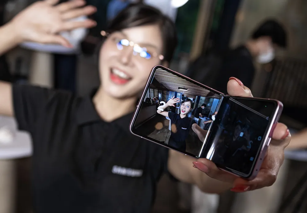 Galaxy Z Flip8 với thiết kế quen thuộc samsung-galaxy-z-flip8-32.jpg