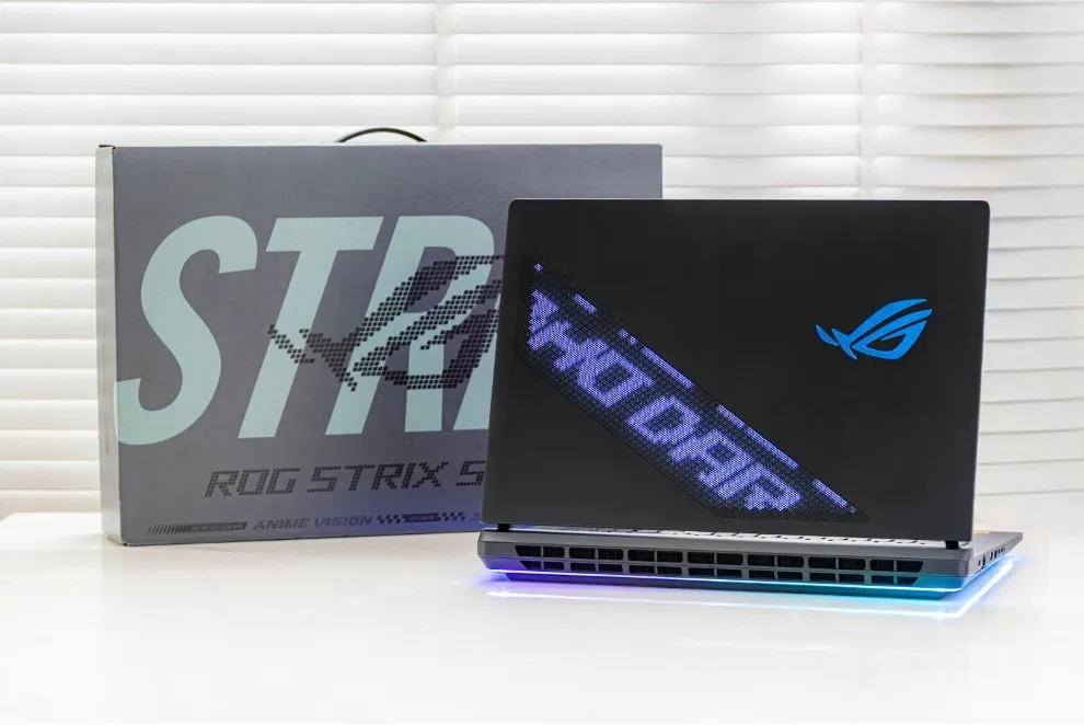 Laptop ROG Strix SCAR giá gần 180 triệu đồng