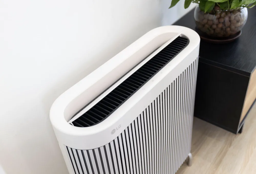 Hệ thống Luồng gió kép Dual Airflow kết hợp bộ lọc V-Filter 3 lớp trên LG PuriCare WallFit. Ảnh màn hình 2026-08-21 lúc 14.50.42.png