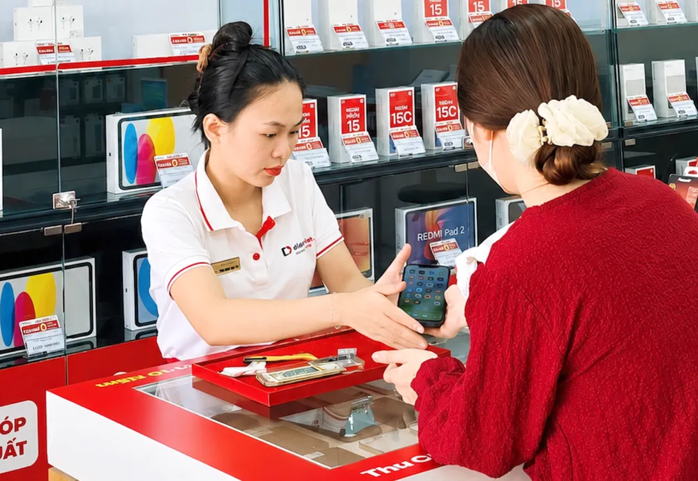 Khách hàng mua iPhone tại Di Động Việt Hình 1.png